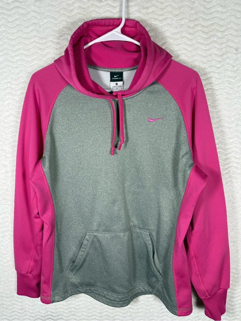 Nike Gray Body Fuchsia Pink Sleeve Hoodie. Be seen in this one 🤩😎